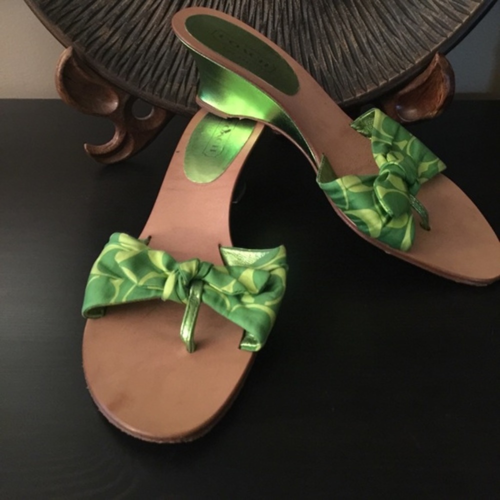 PRETTY LIME GREEN AUTHENTIC COACH SANDALS US9.5